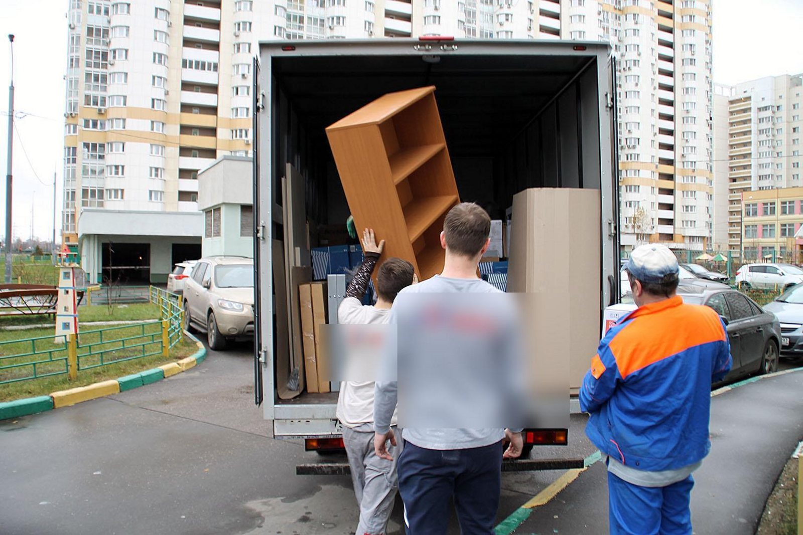 вывоз мусора СПб, грузчики грузят Газель
